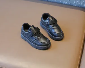 Vista detallada de zapatillas negras para niños con puntera transpirable y cierre de velcro