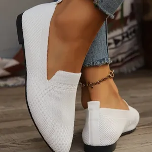 Bequeme weiße spitze Fly-Knit Ballerinas für Damen, lässige Slipper zum Hineinschlüpfen.
