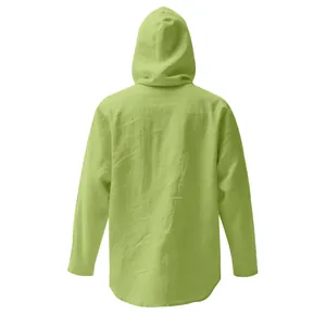 Detailansicht der Rückseite eines lockeren grünen Leinen-Herren-Hoodie-Hemdes mit Saum