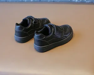 Zapatillas casuales negras duraderas para niños con cierre de velcro para la escuela
