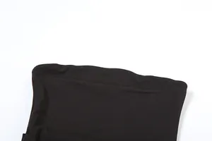 Κοντινό πλάνο της λείας λαιμόκοψης σε ένα μαύρο στράπλες φόρεμα
