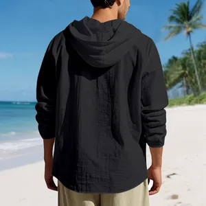 Rückansicht eines schwarzen Leinen-Kapuzen-Cardigans für Herren am sonnigen Strand