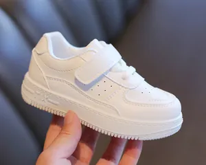 Primer plano detallado de zapatilla blanca para niños con un práctico cierre de correa de velcro