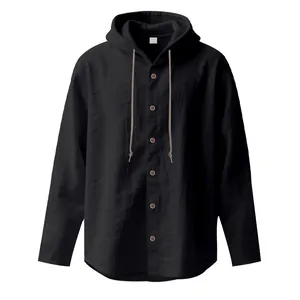 Detailansicht der schwarzen Leinen-Kapuzenjacke mit Stoffstruktur und Knöpfen