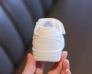 Vista detallada del talón de la zapatilla blanca para niños con costuras limpias