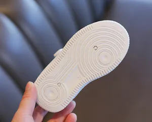 Detalle de la suela de goma blanca antideslizante para zapatillas infantiles