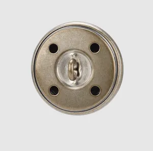 Vue détaillée d'un bouton à queue en laiton argenté vintage pour les vêtements