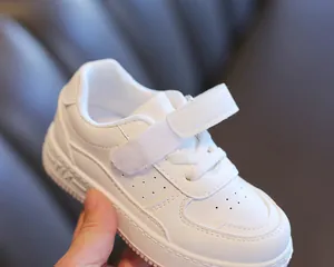 Detalle de zapatillas blancas para niños con un cierre de velcro seguro y práctico