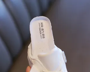 Detalle macro de la plantilla suave y transpirable de las zapatillas para niños