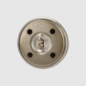 Vue détaillée d'un bouton vintage en laiton antique avec placage d'argent et tige