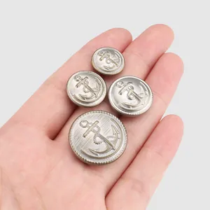 Jeu de boutons en laiton argenté antique avec motif ancre sur la main pour l'échelle et détails