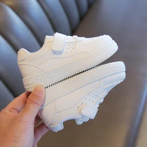 Zapatillas blancas informales para niños con cierre de velcro y agujeros transpirables