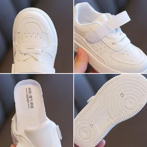 Vistas detalladas de zapatillas blancas transpirables para niños con velcro para la escuela.