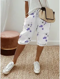 Vue détaillée du short en coton et lin blanc avec imprimé floral et taille élastique.