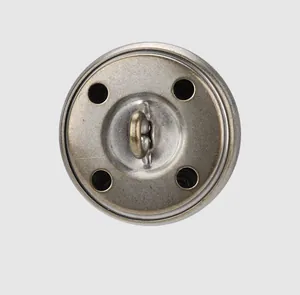 Vista dettagliata del retro di un bottone in ottone con placcatura argento e gambo solido