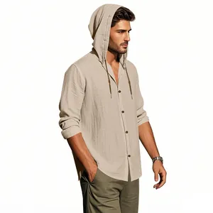 Detail eines beige farbenen Kapuzenhemds aus Leinen für Herren mit Knopfleiste