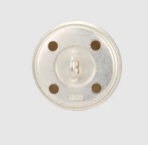 Dettaglio posteriore di bottone metallico con gambo, fori decorativi e incisione IRIS