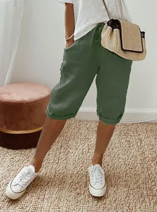 Vue détaillée du pantalon capri vert en coton et lin pour femme avec cordon élastique