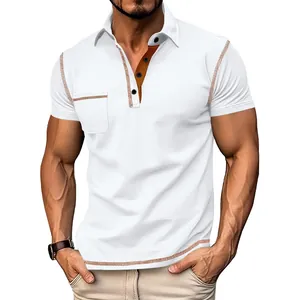 Detail eines weißen Herren-Poloshirts mit braunen Kontrastnähten und Brusttasche
