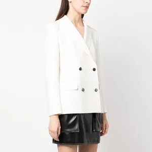 Blazer croisé blanc élégant pour femmes avec des boutons métalliques de qualité.