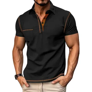 Detail van zwart heren poloshirt met bruine contraststiksels en borstzak