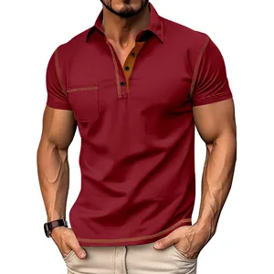 Nahaufnahme eines bordeauxroten Herren-Poloshirts mit Kontrastnähten und Tasche