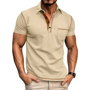 Detailansicht eines lässigen Herren-Kurzarm-Poloshirts mit Tasche und Kontrastnähten.