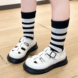 Sandali in pelle intrecciata bianca per bambini dal design stile romano