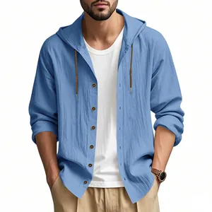Detailansicht des blauen Herren-Leinenhemds mit Kapuze und lässigem Button-Down-Design
