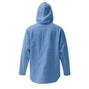 Detaillierte Rückansicht der blauen Herren-Kapuzenjacke aus atmungsaktivem Leinenstoff.