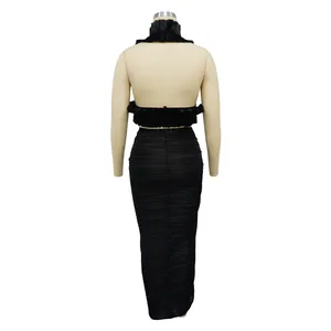 Elegante completo a due pezzi nero plissettato con crop top senza maniche e gonna lunga maxi