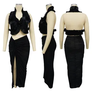 Tripla vista del set top corto a balze nero e gonna plissettata con spacco