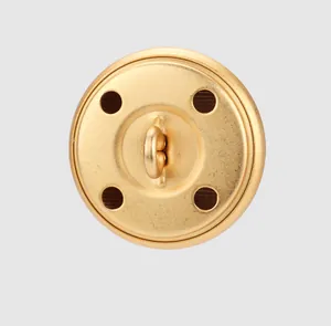 Vue détaillée de l'envers d'un bouton en laiton doré avec une attache robuste.