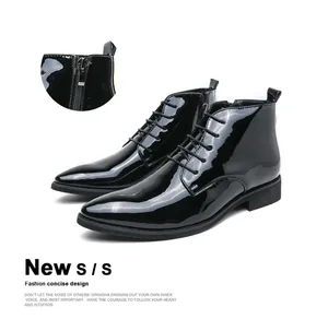 Detailaufnahme des seitlichen Reißverschlusses an glänzenden schwarzen Herren-Stiefeletten
