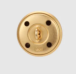 Detaillierte Rückansicht eines goldenen Messing-Anzugknopfs mit IRIS-Gravur