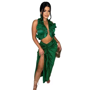 Completo verde a due pezzi con top a balze e gonna lunga a pieghe con spacco laterale