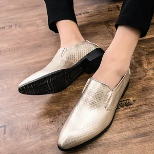 Eleganti mocassini a punta da uomo in oro con una raffinata trama trapuntata e stile slip-on