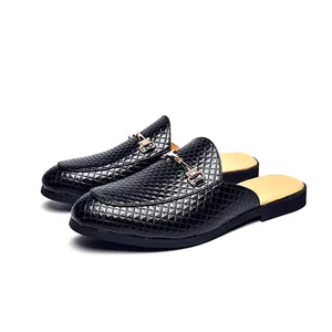 Sabot da uomo in pelle nera con motivo a rombi e fibbia morsetto dorata elegante