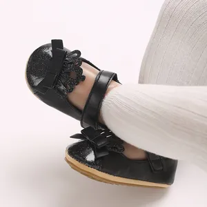 Detailansicht schwarzer Lauflernschuhe für Mädchen mit glitzernder Krone und Schleife