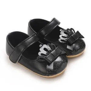 Detailansicht von Lauflernschuhen für Mädchen mit Glitzerspitze und Kronenschleife