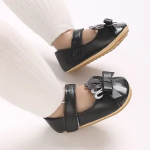 Detailansicht schwarzer Baby-Lauflernschuhe für Mädchen mit Kronen- und Schleifen-Design