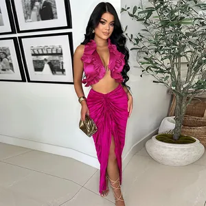 Elegante completo fucsia a due pezzi con top arricciato e gonna lunga plissettata con spacco