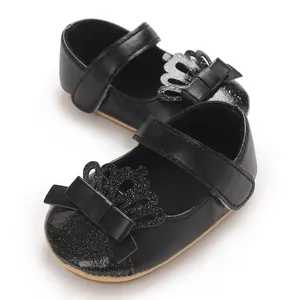 Detailansicht schwarze Baby-Lauflernschuhe mit Glitzer und Kronen-Schleifen-Design