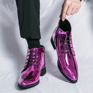 Auffällige lila Metallic-Herrenstiefel aus Lackleder mit praktischem Seitenreißverschluss.