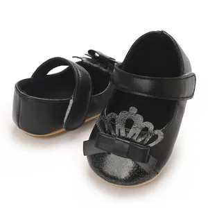 Detailansicht schwarzer Lauflernschuhe für Mädchen mit Glitzerkrone und Schleifen-Design