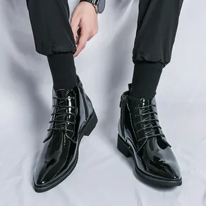 Modische Herrenstiefeletten aus Lackleder mit spitzer Zehenpartie und Seitenreißverschluss