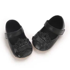 Detailansicht von Babyschuhen für Mädchen mit glitzernder Krone und Schleife