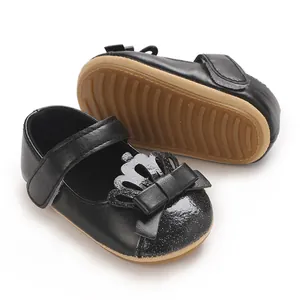 Detailansicht schwarzer Baby-Lauflernschuhe für Mädchen mit Glitzerkrone und Schleife