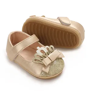 Detailansicht goldene Baby-Lauflernschuhe für Mädchen mit Glitzer und Krone