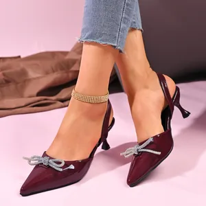 Eleganti décolleté slingback bordeaux a punta con dettaglio fiocco in strass luminosi